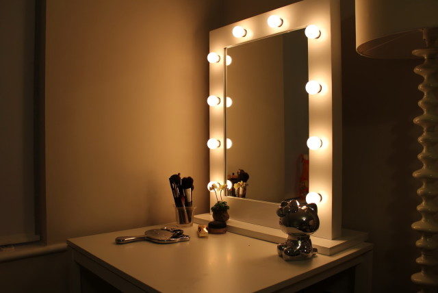 Зеркало для макияжа с лампами своими руками